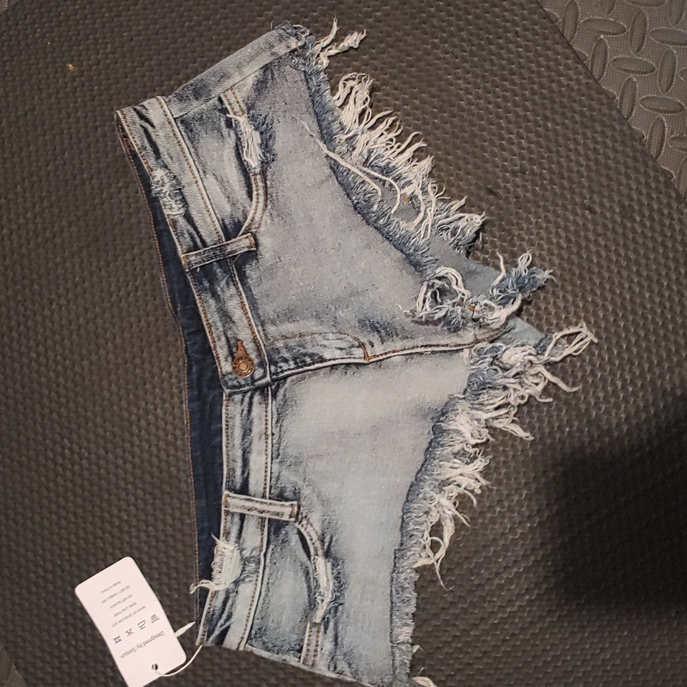 Short cutoff shorts